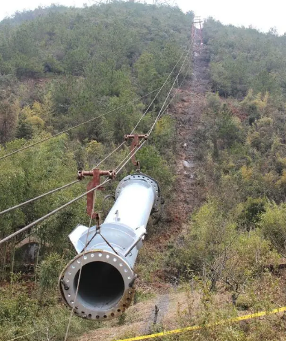 黔南山区使用简易索道运输混凝土进行铁塔基础浇筑